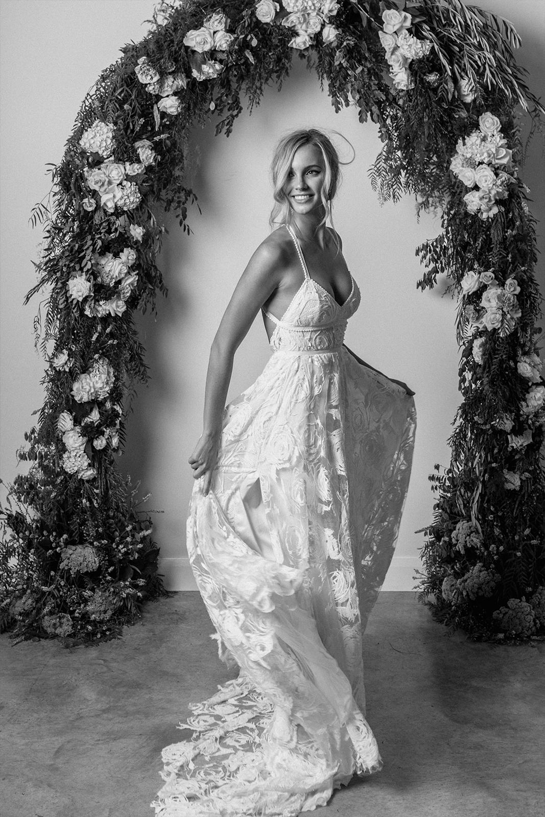 Simple A Line Beach Wedding Dresses Spaghetti Sexy Beach Country Style Lace Wedding Dress Plus Size Boho Backless Wedding Gowns