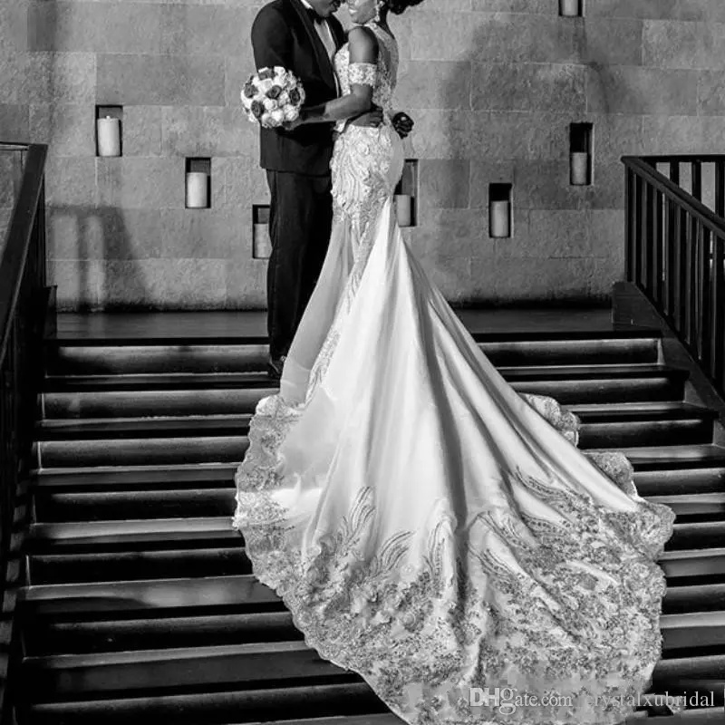 Plus Size Dresses Jewel Neck Lace Appliques Beaded Detachable Short Sleeves Country Wedding Dress Sweep Train African Bridal Gowns