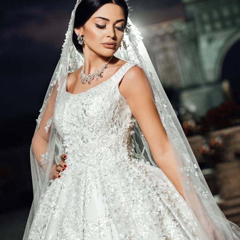 Glamorous Lace Ball Gown Wedding Dresses Elegant Scoop Neckline Sleeveless Lace-Up Birdal Dress 2018 Romantic Sweep Train Wedding Dresses