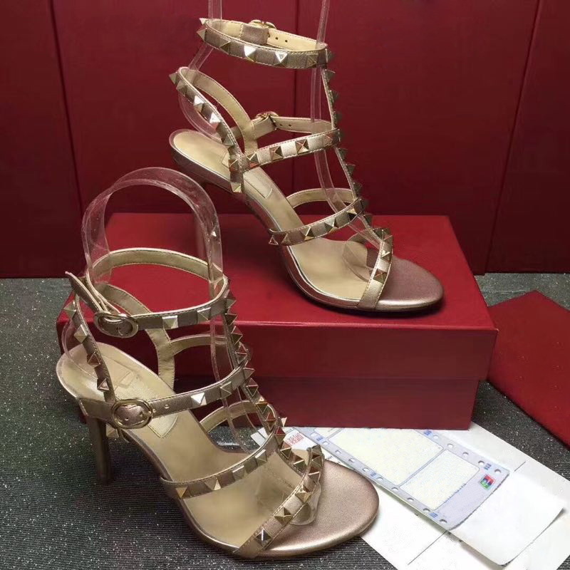 2018 the latest classic series of waterproofing high heel sandals are made of imported cow's lacquer leather with unique high quality size35, Black
2018 the latest classic series of waterproofing high heel sandals are made of imported cow's lacquer leather with unique high quality size35, Black