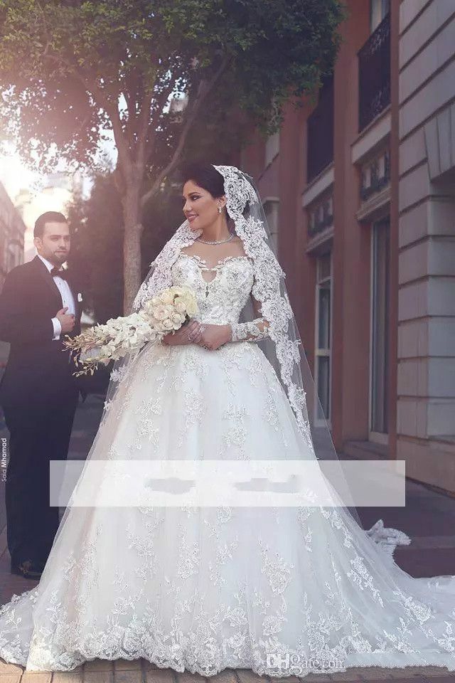 Luxury Ball Gown Wedding Dresses Lace Applique Beaded Sweep Train Dubai Arabic Country Bridal Dress Jewel Neck Plus Size Wedding Gowns