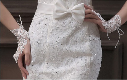 Hot 100% Real Crystal New Arrival Cheap In Stock Lace Appliques Beads Fingerless Wrist Length With Ribbon Bridal Gloves Wedding Accessories