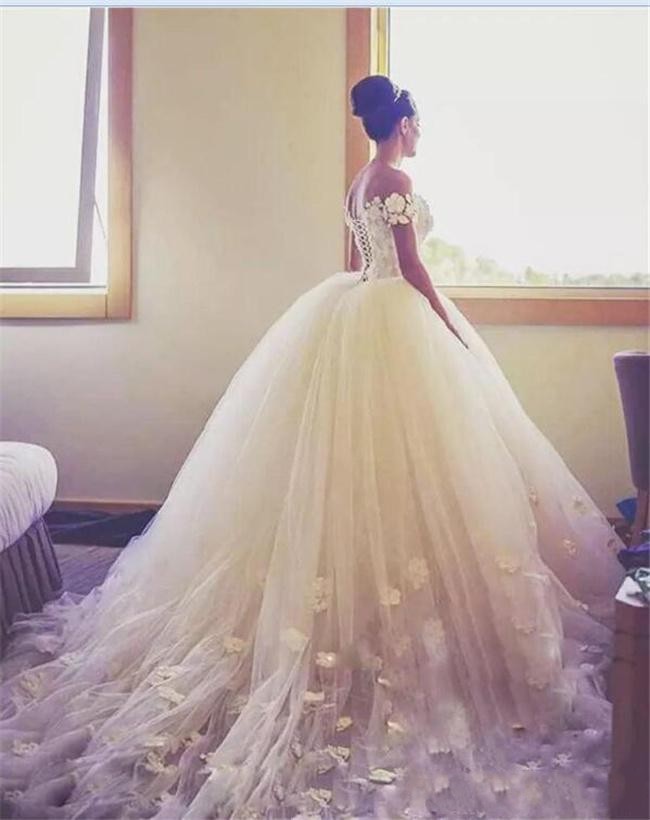 2018 New Sexy Ball Gown Wedding Dresses Off Shoulder Handmade Flowers Appliques Lace Chapel Train Tulle Backless Lace Up Formal Bridal Gowns