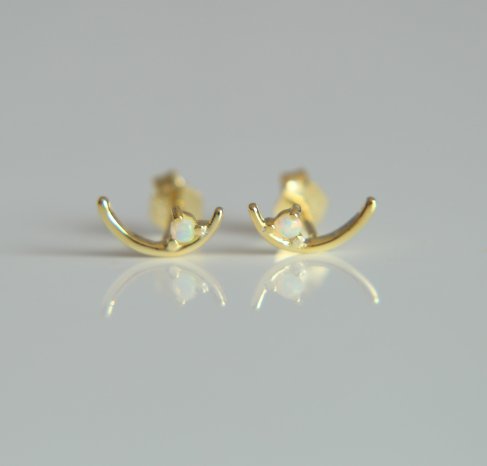2018 minimal delicate dainty earring Tiny thin moon stud with 1 opal simple crescent moon cute lovely girl earring jewelry