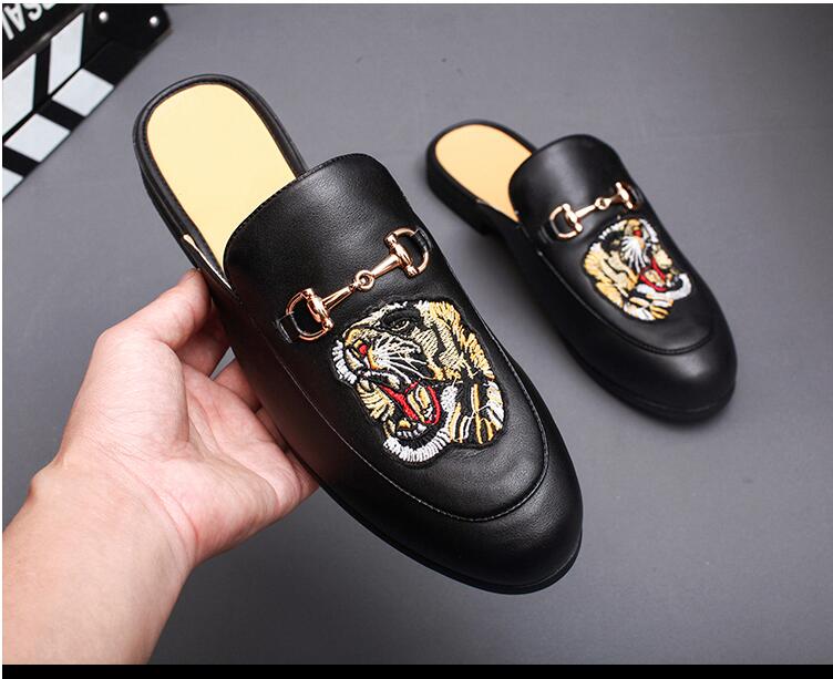 Luxury leather loafers Muller Designer slipper Mens shoes with buckle Fashion Men Princetown slippers Ladies Casual Mules Flats 38-44, Black b
Luxury leather loafers Muller Designer slipper Mens shoes with buckle Fashion Men Princetown slippers Ladies Casual Mules Flats 38-44, Black b