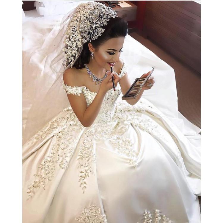 Elegant 2019 Satin A Line Wedding Dresses Off The Shoulder Lace Appliques Beach Bridal Dresses Dubai Saudi Arabic Plus Size Wedding Dress