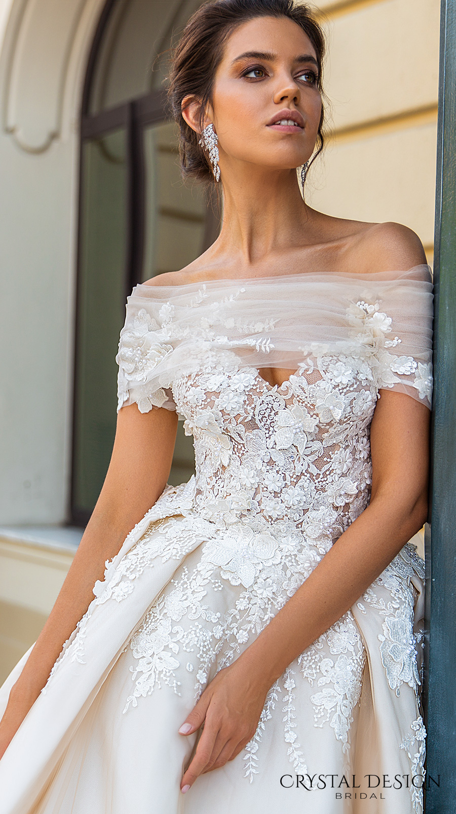 Crystals Design Gorgeous Wedding Dresses New A-Line Ruffles Sweetheart Lace Applique Gown Chapel Train Beautiful Bridal Dress