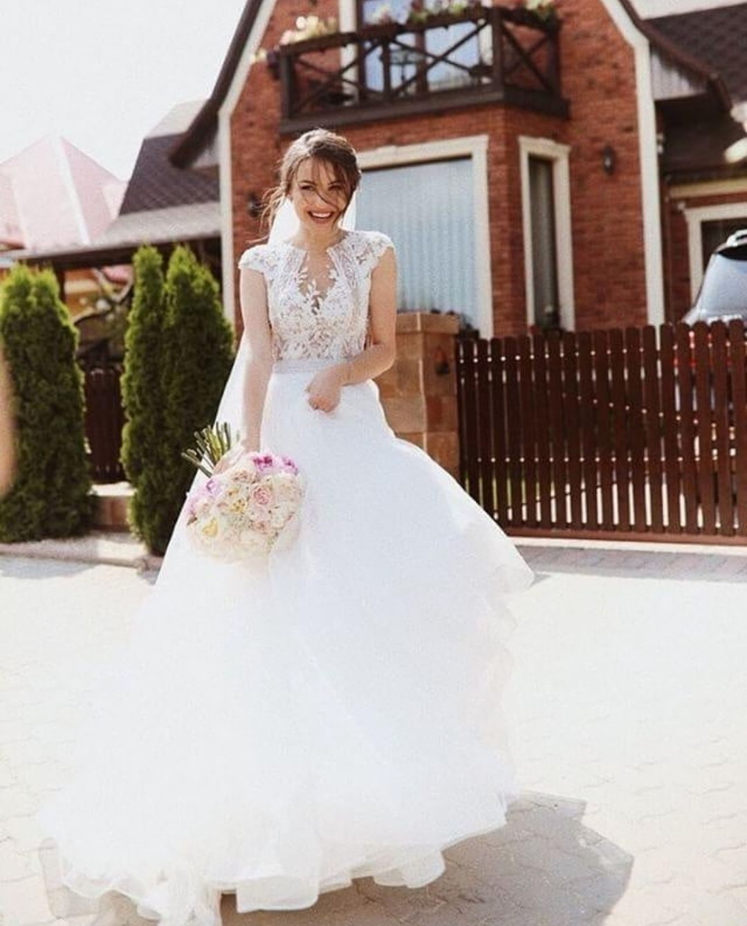 Summer Short Sleeve Wedding Dress Illusion Lace Appliques Sheer Covered Button Tulle Bridal Gowns Garden Wedding Dresses