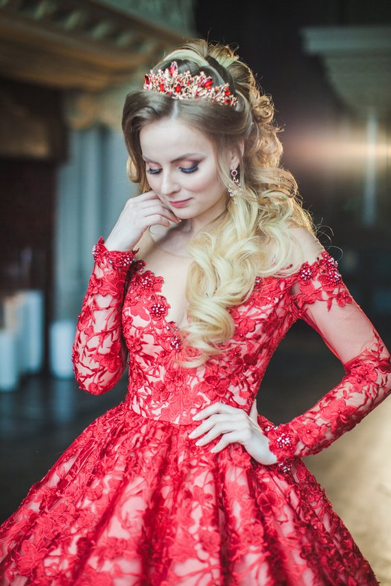 Princess Red Dresses Nude Jewel Neck Lace Appliques Beaded Crystal Court Train Long Sleeve Bridal Gowns Satin Wedding Dress