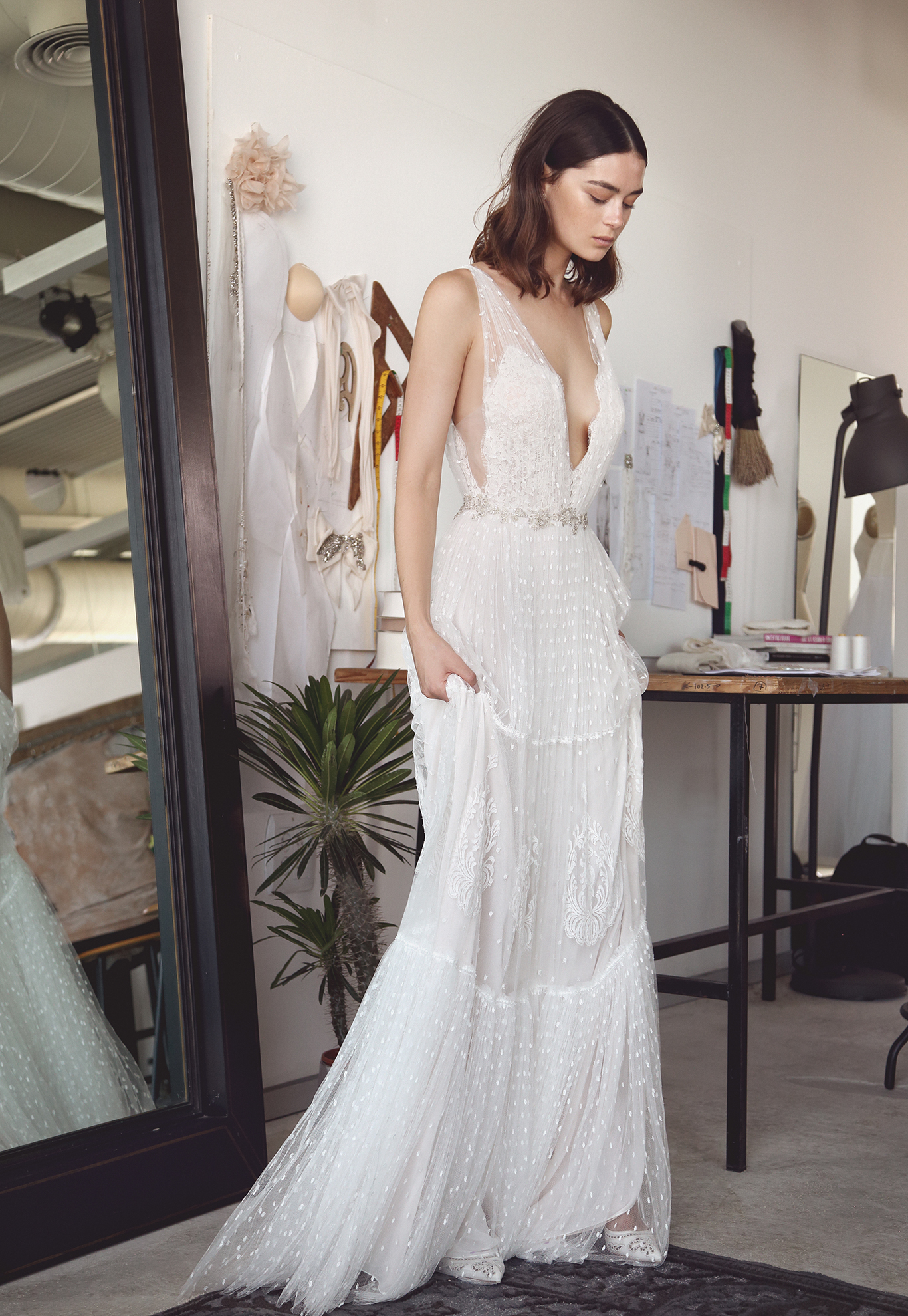 Lihi Hod Beach Dresses Deep V Neck Lace Tulle Applique Sweep Train Backless Bohemian Wedding Gowns Cheap Boho vestido de novia