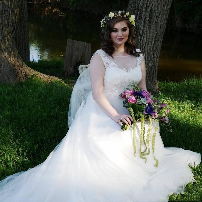 2018 Lace Plus Size Wedding Dress Sheer Jewel Neckline Sleeveless Wedding Dresses Tulle Sweep Train Garden Bridal Gowns Custom Made
