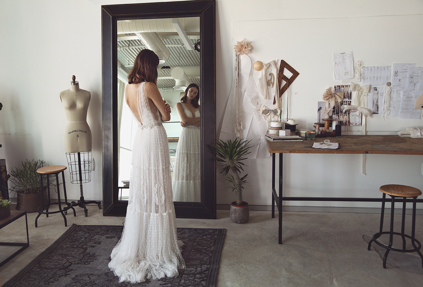 Lihi Hod Beach Dresses Deep V Neck Lace Tulle Applique Sweep Train Backless Bohemian Wedding Gowns Cheap Boho vestido de novia