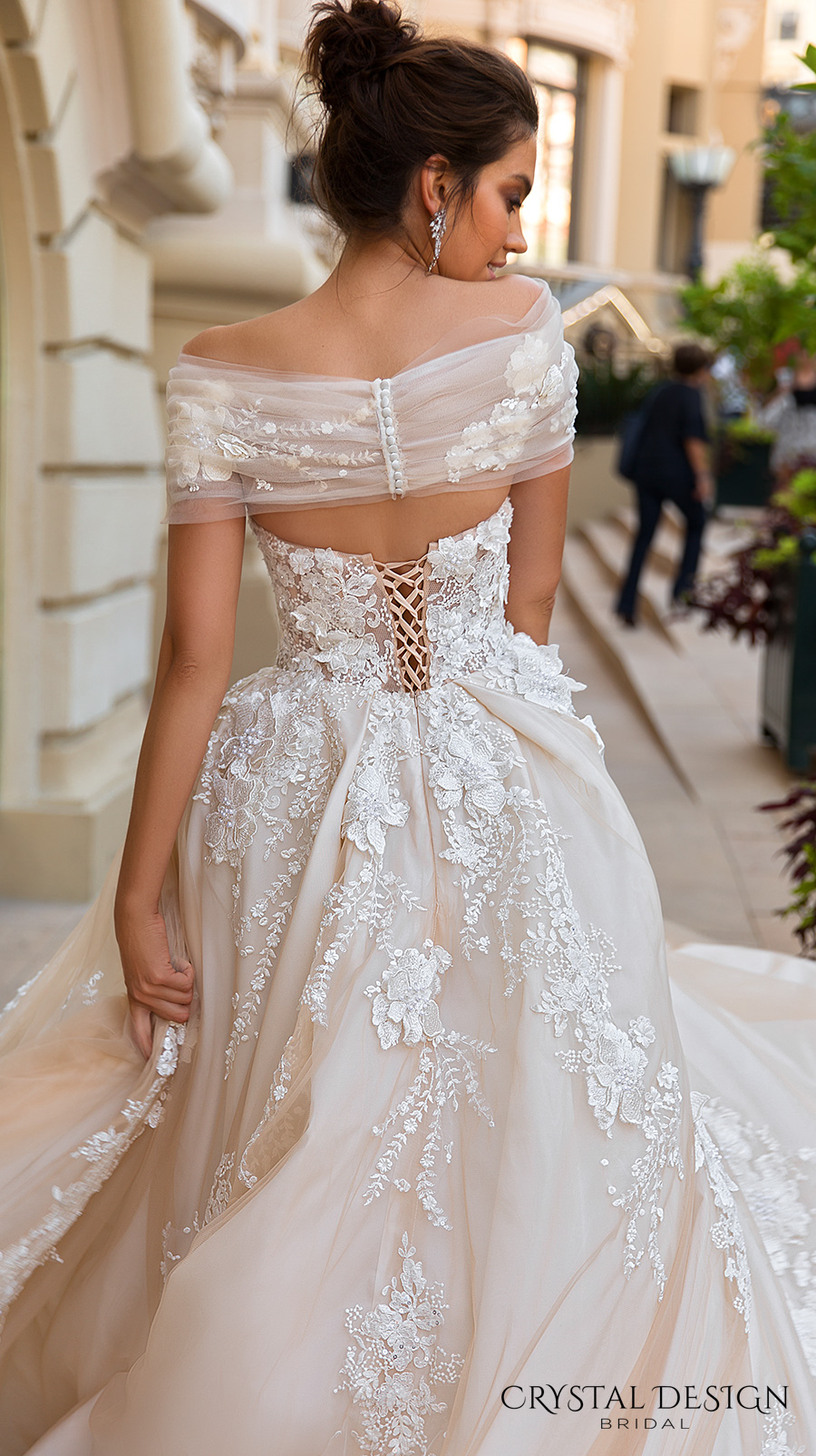 Crystals Design Gorgeous Wedding Dresses New A-Line Ruffles Sweetheart Lace Applique Gown Chapel Train Beautiful Bridal Dress