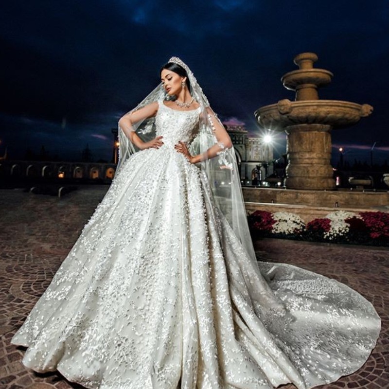 Glamorous Lace Ball Gown Wedding Dresses Elegant Scoop Neckline Sleeveless Lace-Up Birdal Dress 2018 Romantic Sweep Train Wedding Dresses