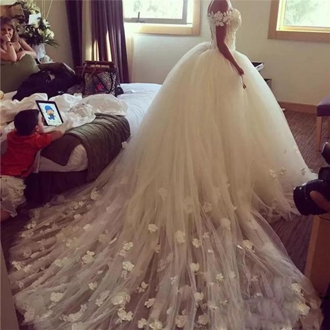2018 New Sexy Ball Gown Wedding Dresses Off Shoulder Handmade Flowers Appliques Lace Chapel Train Tulle Backless Lace Up Formal Bridal Gowns
