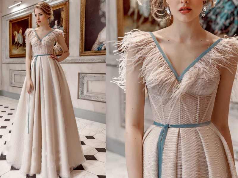 2019 Champagne Series Prom Dress V Neck Feathers Design Exposed Boning Floor Length Vintage Evening Dresses
