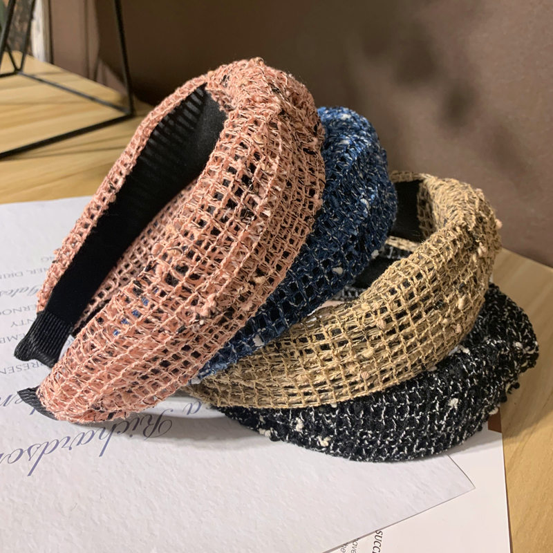 Women's hair band retro solid color knitted knotted headband kink headband in the middle of high-grade non-slip
Women's hair band retro solid color knitted knotted headband kink headband in the middle of high-grade non-slip