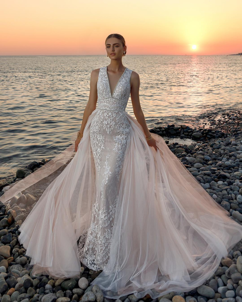 Beaded Fashion Lace Beach Wedding Dresses Deep V Neck Backless Overskirt Bridal Gowns Tulle Sweep Train A E Appliqued Robe De Mari E