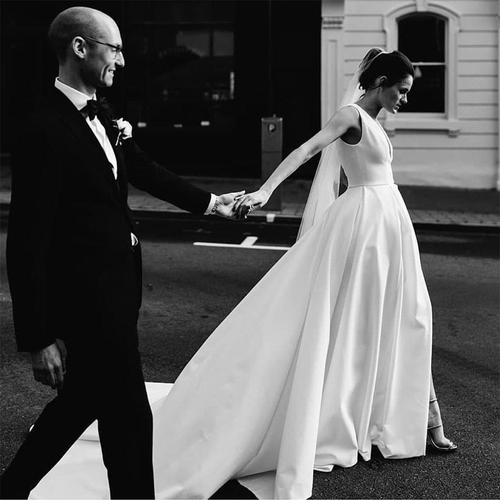 2020 New Vintage Wedding Dresses White A-Line Bridal Gowns Deep V-Neck High Split Satin Pockets Court Train Country vestidos Plus Size