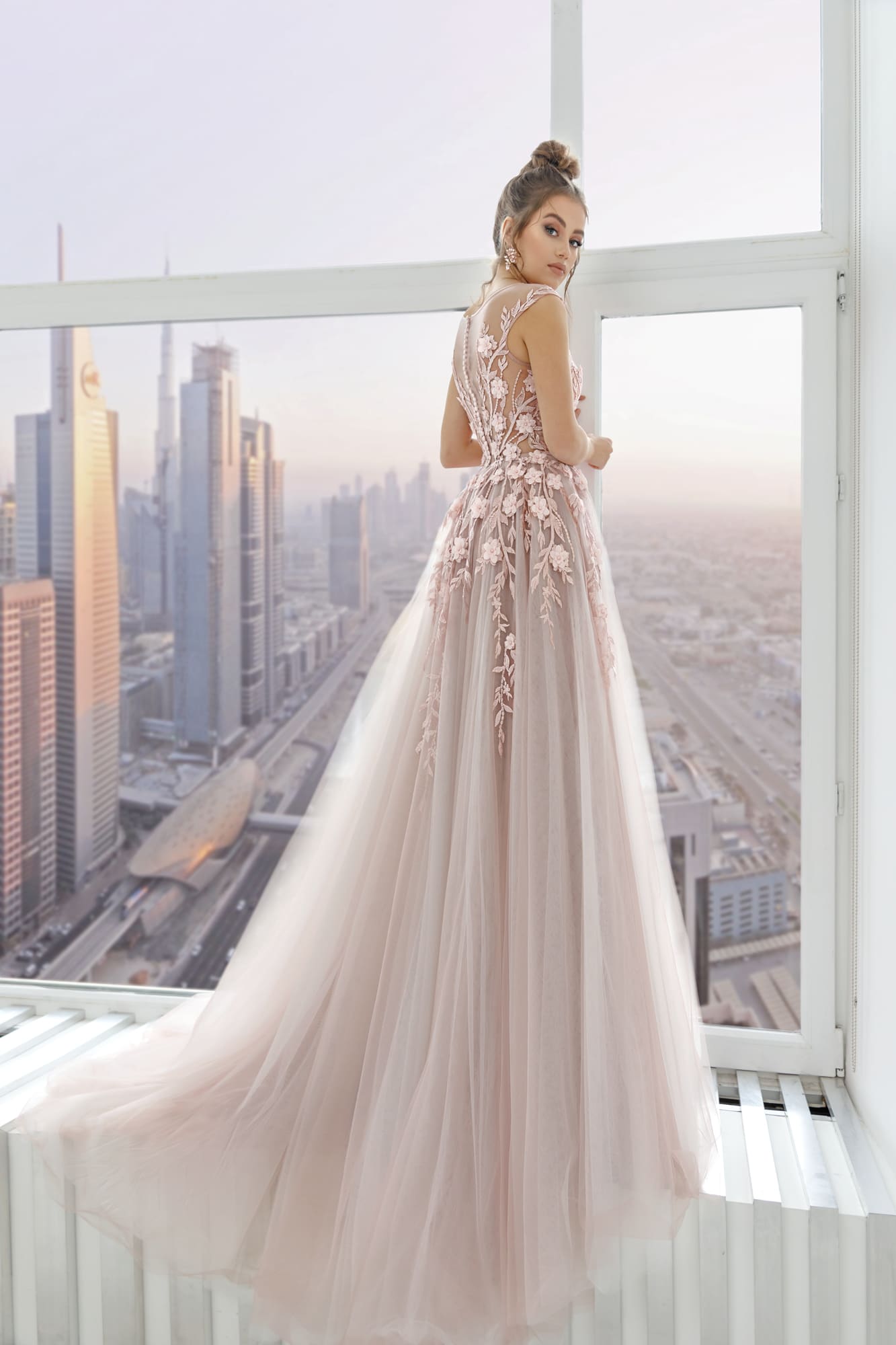 2020 Modest Beautiful Jewel Sleeveless A Line Evening Dresses Lace Applique Hand Made Flower Beaded Formal Dresses Sweep Train Party Gown