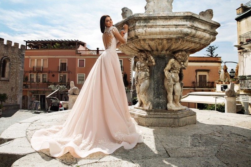 Bohemian 2019 Blush A Line Wedding Dresses Long Sleeve Jewel Neck Lace Applique Boho Bridal Gowns Sweep Train Wedding Dress With Pockets
