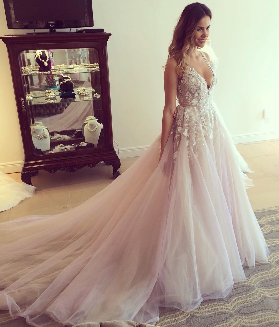 Sexy A-Line Wedding Dresses Pink Tulle Lace Deep V Neck White Applique Beaded Backless Court Train Ruffled robe de mariee vestidos de novia