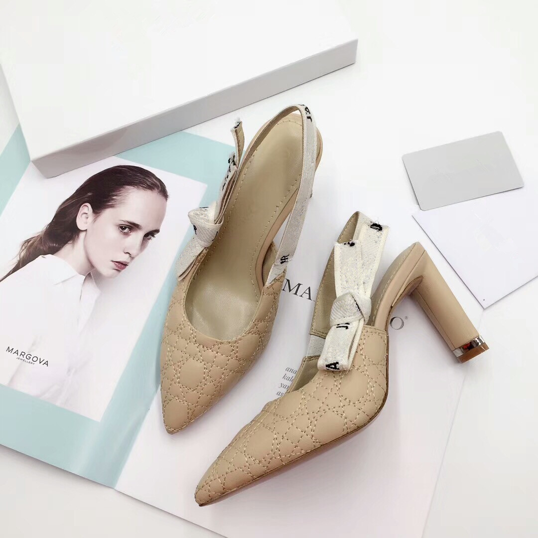 2021 the latest classic series of waterproofing high heel sandals are made of imported cow's lacquer leather 35-39, Choose the color
2021 the latest classic series of waterproofing high heel sandals are made of imported cow's lacquer leather 35-39, Choose the color