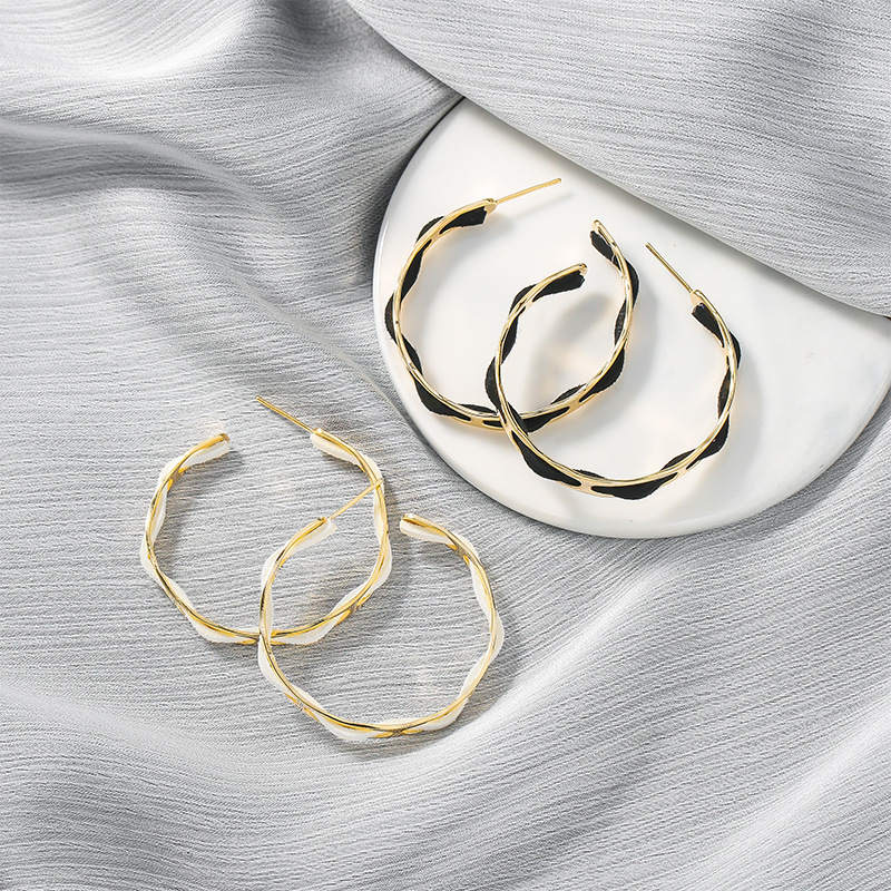 2020 New Korea Silver Needle Simple Metal Weave Frosted Autumn C Circle Hoop Earrings for Women Girl Fashion Jewelry Accessories
2020 New Korea Silver Needle Simple Metal Weave Frosted Autumn C Circle Hoop Earrings for Women Girl Fashion Jewelry Accessories