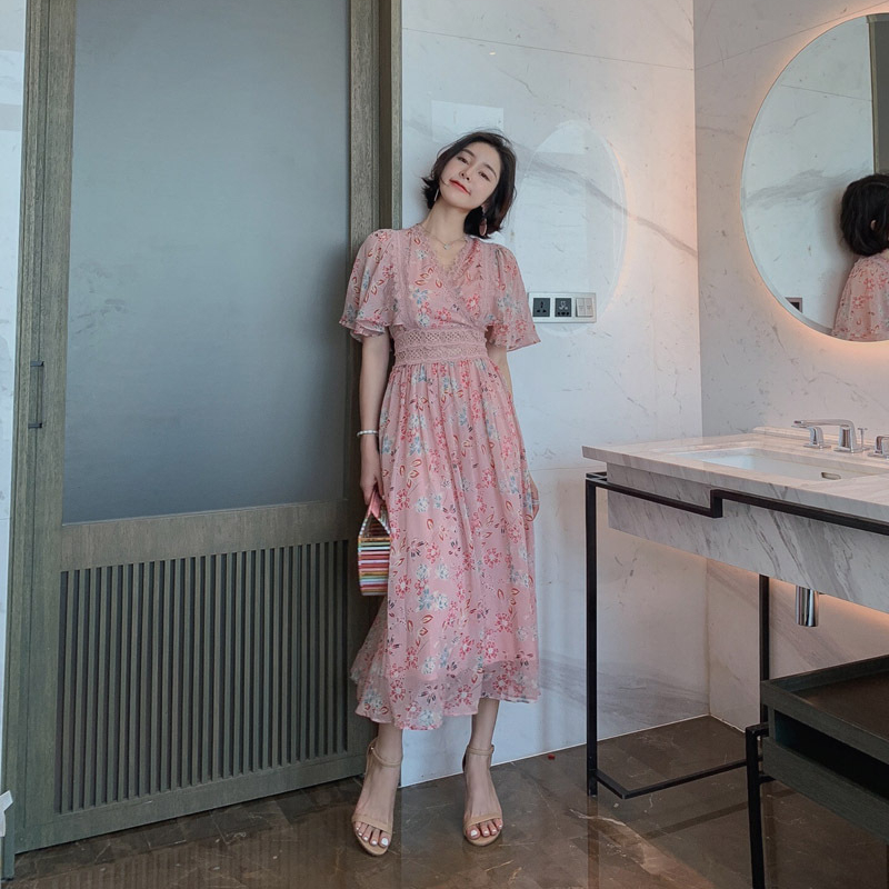 2020 New Summer Women French Chiffon Floral Lisianthus Dress Female V-Neck Trumpet Sleeve Printing High Waist Dresses LB61, Pink
2020 New Summer Women French Chiffon Floral Lisianthus Dress Female V-Neck Trumpet Sleeve Printing High Waist Dresses LB61, Pink