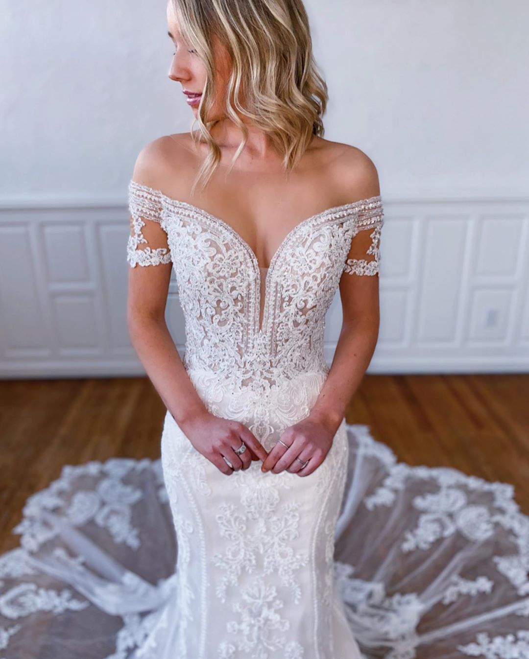 Mermaid Classy Beaded Lace Wedding Dresses Off The Shoulder Appliqued See Through Buttons Back Bridal Gowns Sweep Train Robes De Mari E