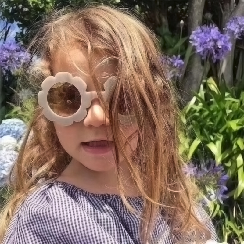 New Retro Children's Sunglasses Children's Sun Flower Sunglasses Cute Baby Comfortable Bright Sunglasses Round Frame Flower Petal Glasses, White;black
New Retro Children's Sunglasses Children's Sun Flower Sunglasses Cute Baby Comfortable Bright Sunglasses Round Frame Flower Petal Glasses, White;black