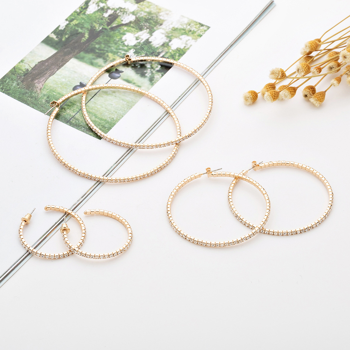 Fashion Exaggeration Diamond Ear Circle Fully-jewelled Circle More Size Steel Wire Elastic Force Earrings Goods
Fashion Exaggeration Diamond Ear Circle Fully-jewelled Circle More Size Steel Wire Elastic Force Earrings Goods