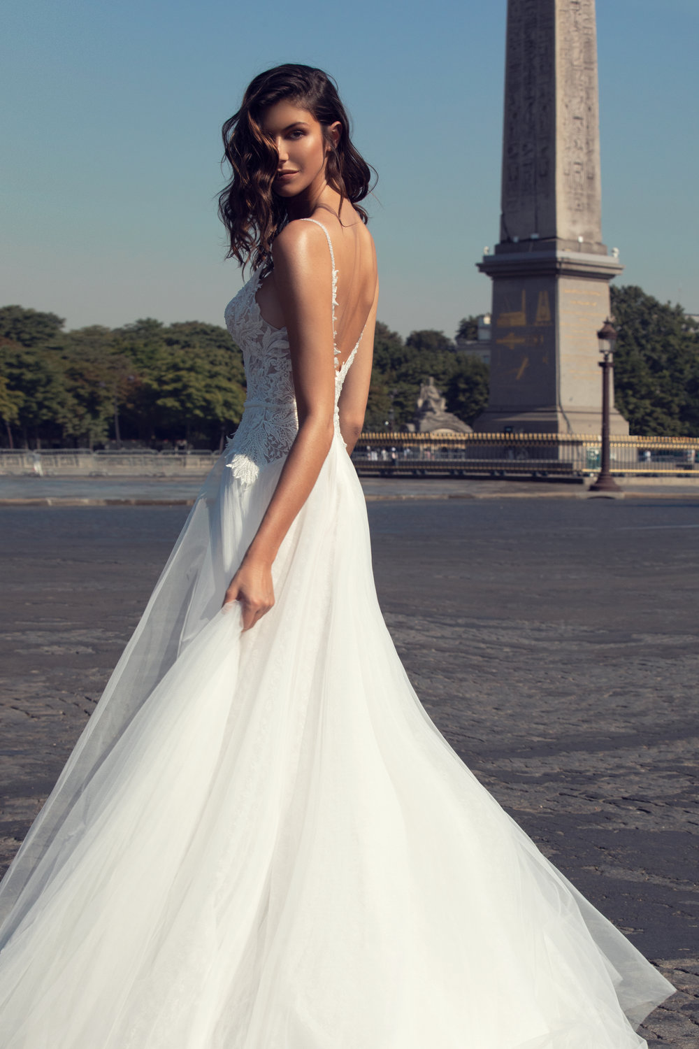 Fashion A Line Wedding Dresses Sexy V Neck Illusion Sleeveless Lace Appliques Bridal Gowns Sweep Train Beach Wedding Dress robes de mariée