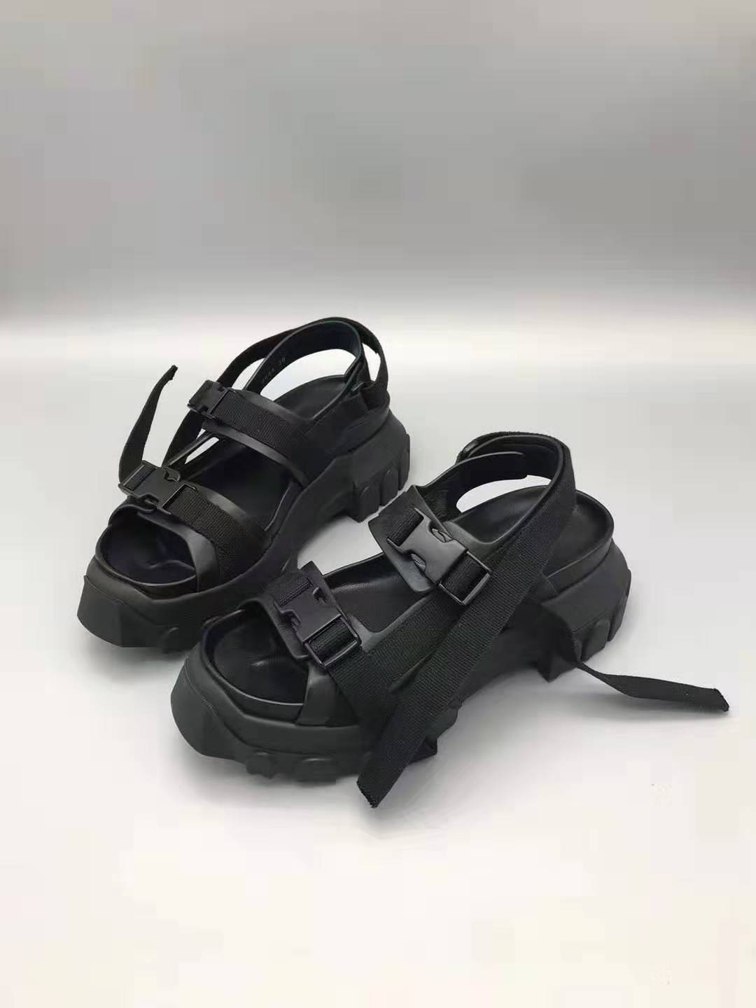 18ss New list summer high quality fashio sandals sheepskin imported genuine leather upper end of the package TPU outsole personality sandals
18ss New list summer high quality fashio sandals sheepskin imported genuine leather upper end of the package TPU outsole personality sandals