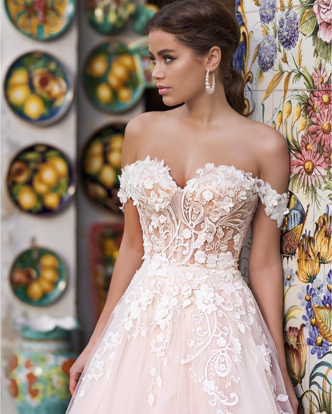 Appliqued Attractive Lace Wedding Dresses Off The Shoulder Neck Sleeveless Bridal Gowns A Line Sweep Train Tulle Robe De Marie