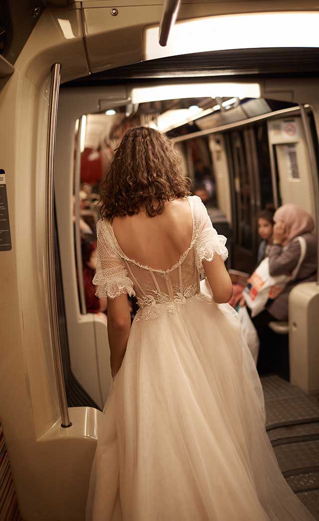 2020 Simple Wedding Dresses Square Short Sleeve Appliques Tulle A Line Bridal Gowns Sweep Train Wedding Dresses