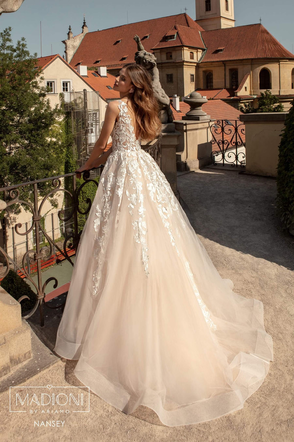 2020 Elegant Beach Wedding Dresses V Neck Lace Applique Country Wedding Gowns Illusion Bodice Sweep Train Vestidos De Novia