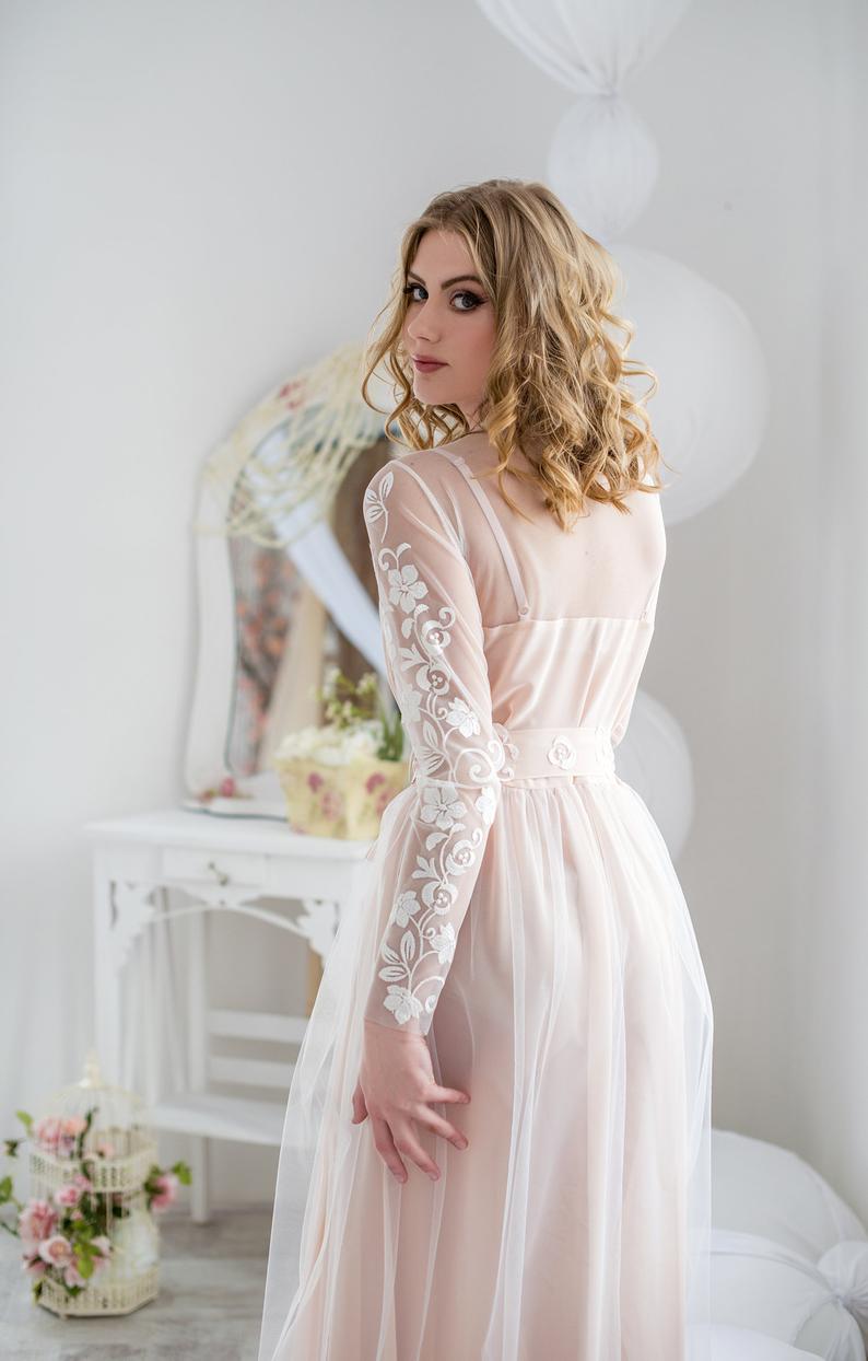 2020 New Women Sleepwear Lace Appliqued Lady Women Bathrobe Sheer Nightgown Blush Pink Tulle Robe Prom Bridesmaid Shawel