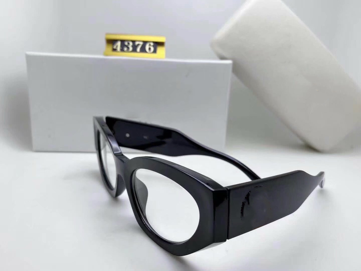Luxury Designer Brand Medusa Sunglasses With Case 4376 Cat eye Rimless Womens Fashion Glasses anti-UV400 Simple atmosphere Style Eyewear, White;black
Luxury Designer Brand Medusa Sunglasses With Case 4376 Cat eye Rimless Womens Fashion Glasses anti-UV400 Simple atmosphere Style Eyewear, White;black