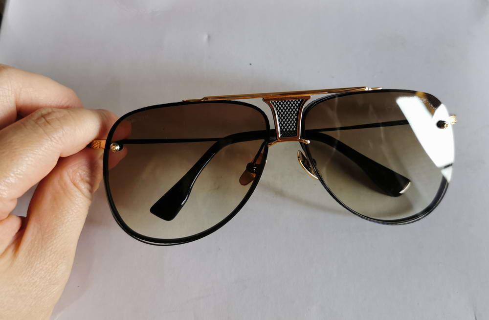 Classic Pilot Sunglasse 2082 Matte Black Gold Brown Gradient Lenses Mens Rimless Sunglasses New with Box
Classic Pilot Sunglasse 2082 Matte Black Gold Brown Gradient Lenses Mens Rimless Sunglasses New with Box