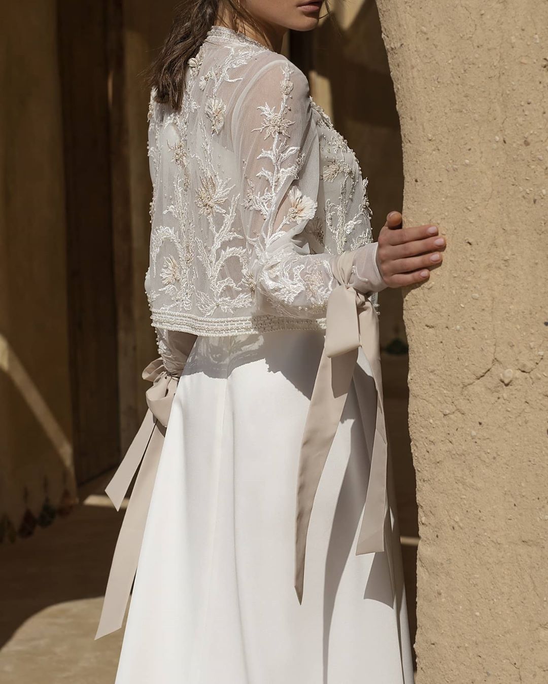 Line Graceful A Wedding Dresses With Long Sleeves Beaded Jacket V Neck Appliqued Bridal Gowns Floor Length Satin Robe De Marie ppliqued
