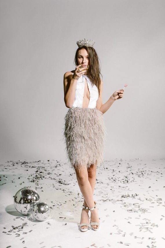 2019 Short Prom Dresses Jewel Neck Sexy Backless Luxury Feathers Knee Length Cocktail Dress Custom Made Mini Evening Gowns