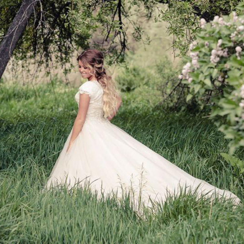 Modest Lace Wedding Dresses Scoop Neckline And Cap Sleeves Beaded Crystal Tulle A-line Wedding Gowns Covered Button Back Country Bridal Gown