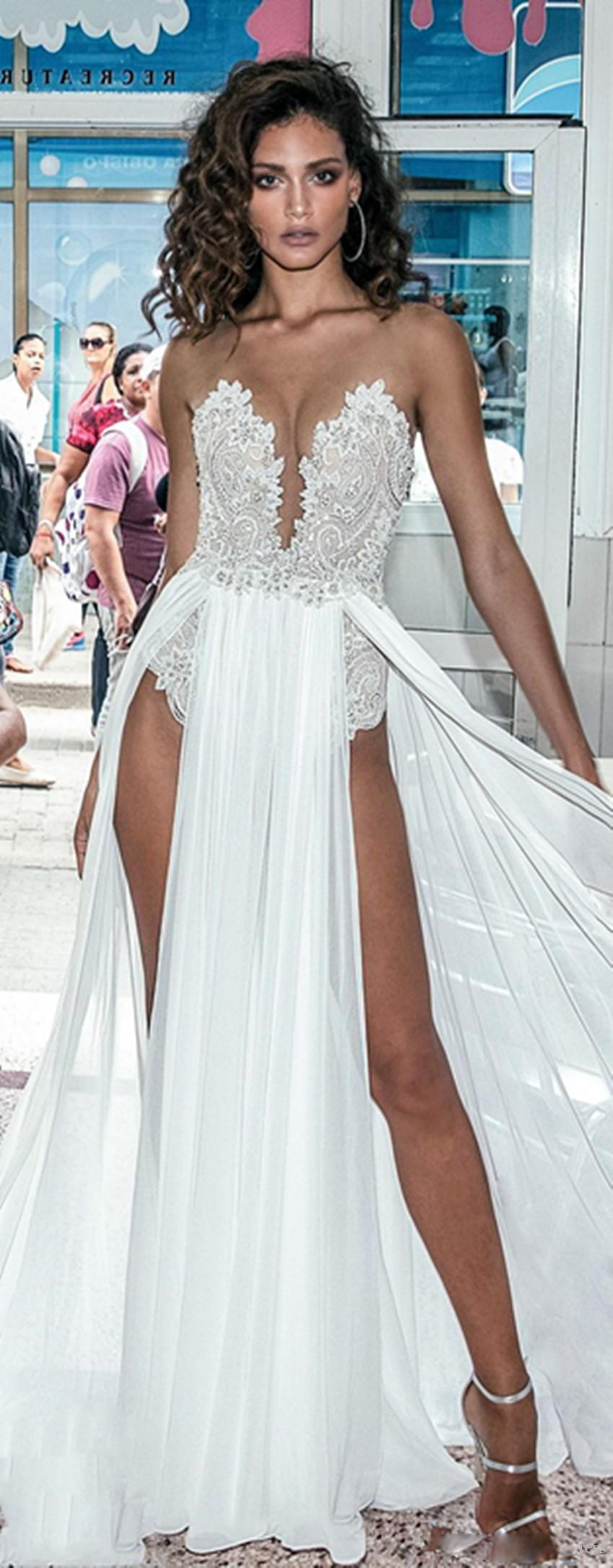 2020 Modest Bohemian Sweetheart Sleeveless Side Split Wedding Dresses Lace Applique Wedding Gowns Floor Length Bridal Gowns