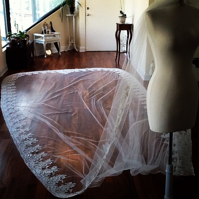 Sparkle Wedding Veils 3D Floral Appliques With Rhinestone Beads 3M White Ivory Wedding Veil Cathedral Length Custom Made Bridal Veil