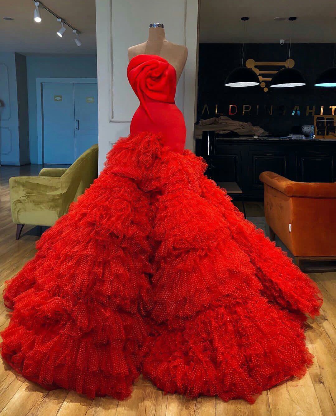2020 Luxury Red Evening Dresses Strapless Tiered Skirts Ruffles Formal Gowns Custom Made Mermaid Prom Dress Party Wear