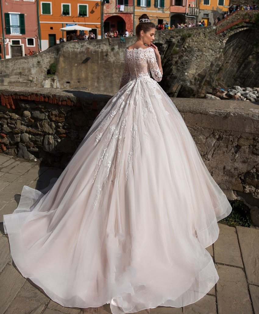 Line Attractive A Long Sleeves Lace Wedding Dresses Off The Shoulder Covered Buttons Back Bridal Gowns Tulle Sweep Train Robe De Marie