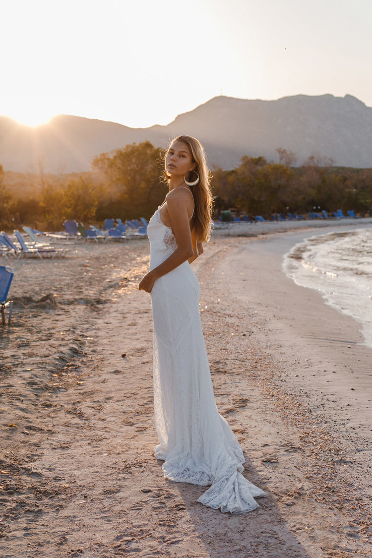 2019 Lace Mermaid Wedding Dresses Spaghetti Sexy Backless Appliques Sweep Train Beach Wedding Dress Custom Made Plus Size Bridal Gowns