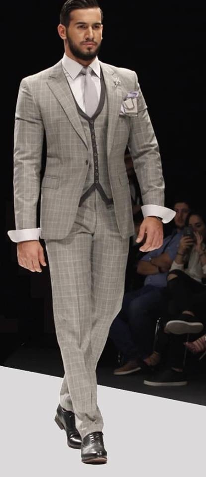 2019 Handsome Mens Designer Suits Light Grey Damier Check Three Pieces Peaked Lapel Groom Tuxedos Customized Best Man Business Men Suits