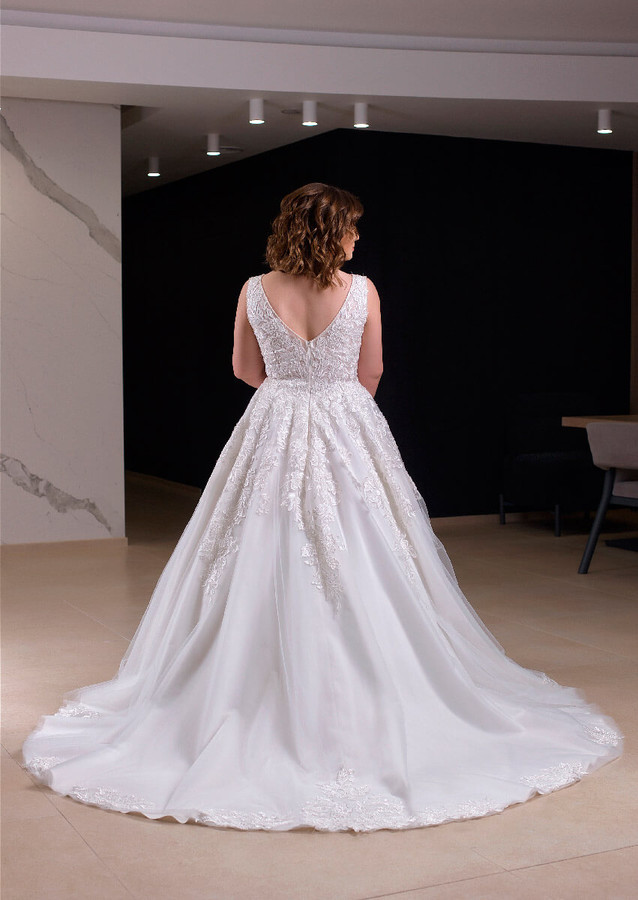 Newest Plus Size Wedding Dresses V Neck Appliqued Sleeveless Bohemian Bridal Gown Open Back Ruffle Sweep Train Custom Made Abiti Da Sposa